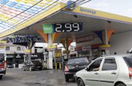 Posto Ipiranga movimentado com carros abastecendo. Preços de gasolina 5,93, etanol 5,07, diesel 4,15 e GNV 2,99.