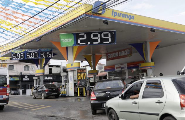Posto Ipiranga movimentado com carros abastecendo. Preços de gasolina 5,93, etanol 5,07, diesel 4,15 e GNV 2,99.