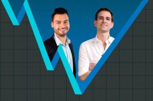 Gráfico azul com linha de mercado oscilante e dois homens sorrindo.