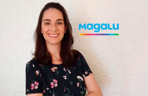 Mulher sorrindo com blusa floral. Ao lado, o logo azul Magalu com uma linha colorida.