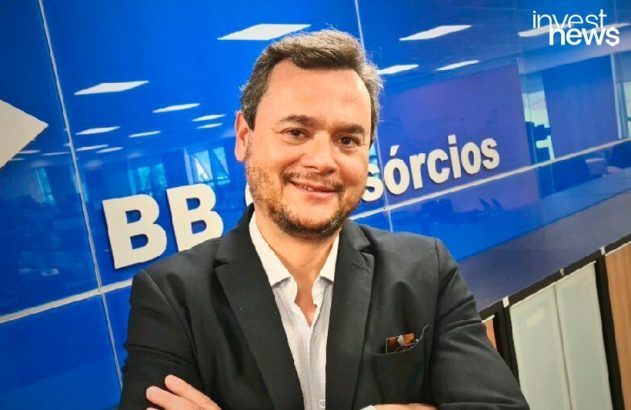 Homem sorrindo de blazer, braços cruzados. Fundo azul com logo "BB" e "Investnews".