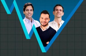 Três homens sorrindo, sobrepostos a um gráfico azul de grade com uma linha de tendência em 'W'.