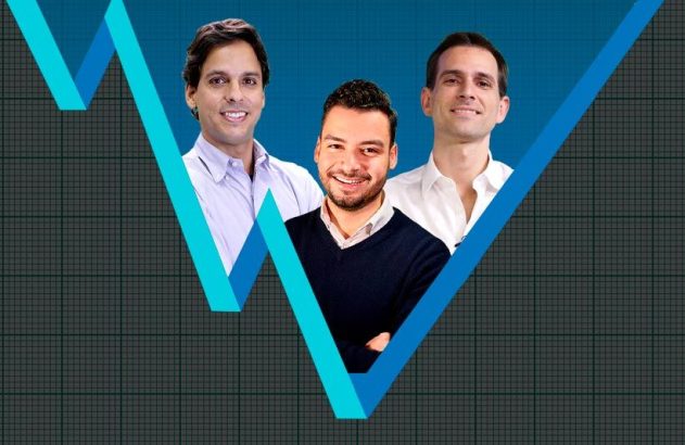 Três homens sorrindo, sobrepostos a um gráfico azul de grade com uma linha de tendência em 'W'.