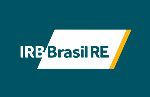 Logotipo IRB Brasil RE. Texto branco e azul-esverdeado em forma branca com detalhe amarelo, em fundo azul-esverdeado.