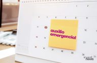 Calendário com post-it amarelo 'auxílio emergencial' e data circulada.