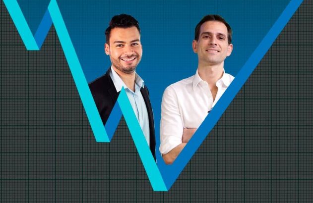 Dois homens sorridentes em um gráfico financeiro, com linha azul indicando queda e recuperação.