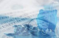 Cenário financeiro com dólares, moedas empilhadas, cofrinho azul e gráfico de linha sobrepostos.
