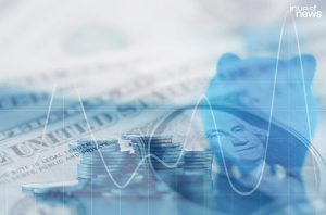 Cenário financeiro com dólares, moedas empilhadas, cofrinho azul e gráfico de linha sobrepostos.