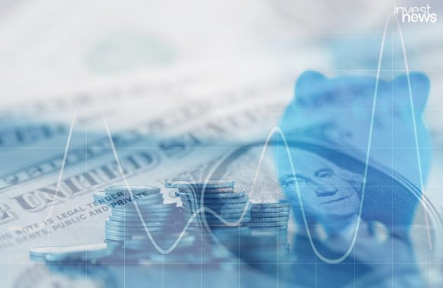 Cenário financeiro com dólares, moedas empilhadas, cofrinho azul e gráfico de linha sobrepostos.