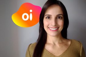 Mulher sorrindo para a câmera com logo "oi" colorido no canto superior esquerdo.