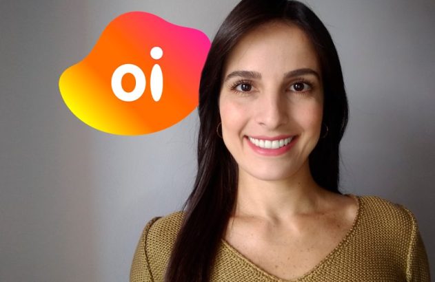 Mulher sorrindo para a câmera com logo "oi" colorido no canto superior esquerdo.
