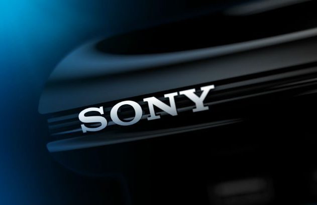 Logotipo SONY 3D prateado em superfície preta brilhante com luz azul.