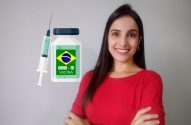 Mulher sorrindo, com seringa e frasco de vacina COVID-19 (bandeira do Brasil) ao fundo.
