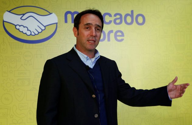 Homem em terno apresentando, com logotipo Mercado Livre e ícones de e-commerce ao fundo.