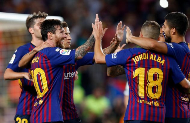 Jogadores do FC Barcelona (Messi 10, Alba 18) celebram com sorrisos, high-fives e abraços.