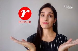 Mulher de mãos abertas e expressão interrogativa. Logos Renner e Invest News.