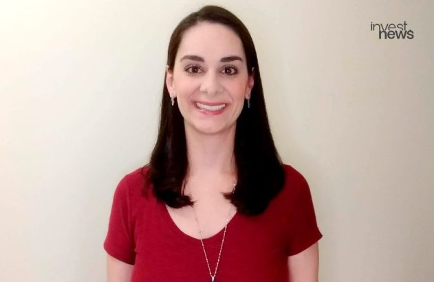 Mulher de cabelo escuro e camiseta vermelha sorrindo. Logo Invest News no canto superior.