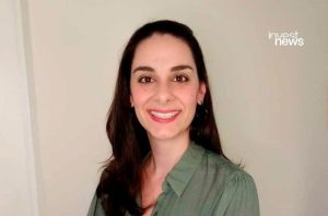 Mulher sorrindo olhando para a câmera com logo "invest news" no canto superior direito.