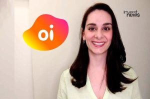 Mulher sorrindo, olhando para a câmera, com os logos Oi e Invest News visíveis no fundo.
