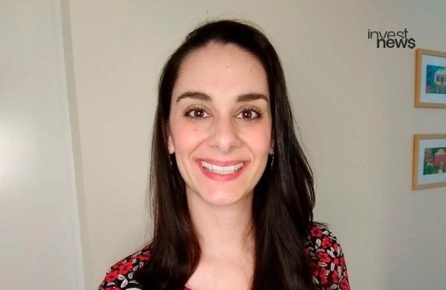 Mulher sorridente olhando para a câmera. Logo Investnews no canto superior.