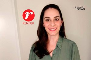 Mulher sorridente em primeiro plano com logos da Renner e Investnews ao fundo.