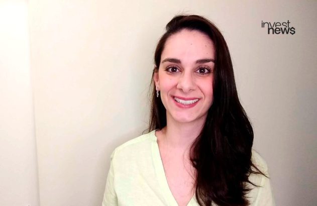 Mulher sorrindo. Logo Invest News no canto superior direito.