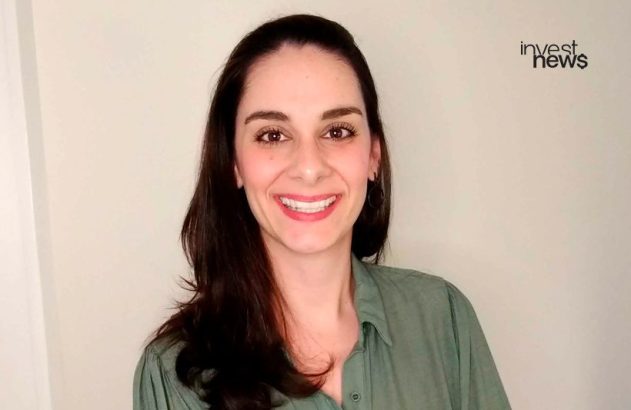 Retrato de mulher sorrindo, cabelo escuro, camisa verde. Logo 'invest news' visível.