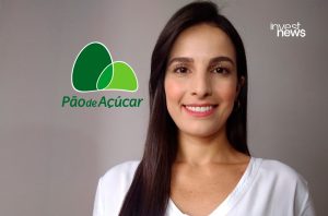 Mulher sorridente em primeiro plano, com logotipos Pão de Açúcar e Invest News.