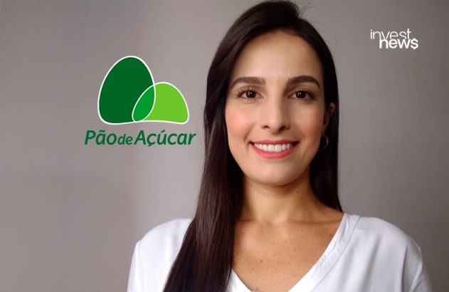 Mulher sorridente em primeiro plano, com logotipos Pão de Açúcar e Invest News.