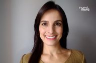 Retrato de mulher sorrindo, com cabelo escuro e blusa dourada. Logo "invest news" no canto superior direito.