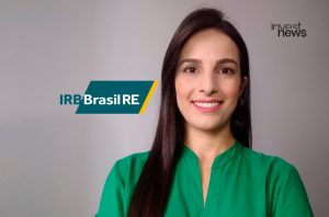 Mulher sorridente em camisa verde, olhando para a câmera. Logos IRB Brasil RE e Invest News.