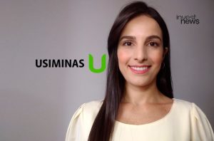 Mulher sorrindo, com os logos USIMINAS U e investnews em um fundo cinza.