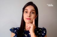 Mulher com olhos arregalados, dedo no rosto, em pose pensativa ou questionadora.