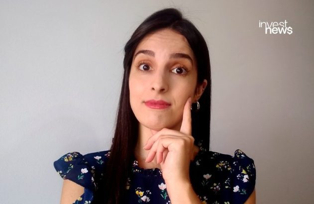 Mulher com olhos arregalados, dedo no rosto, em pose pensativa ou questionadora.