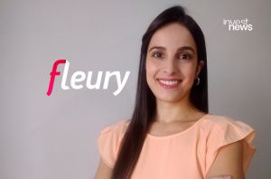 Mulher sorridente. Logotipos 'fleury' (em vermelho e branco) e 'invest news' (em branco) aparecem.
