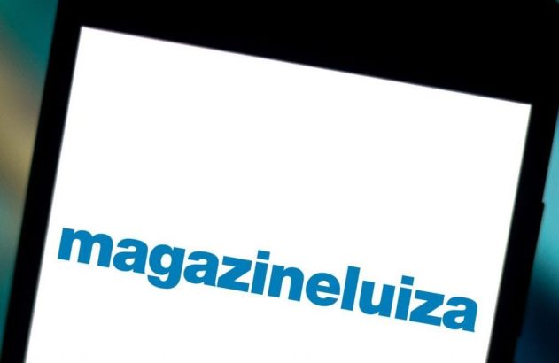 Um smartphone exibindo o logotipo azul da Magazineluiza em sua tela branca.