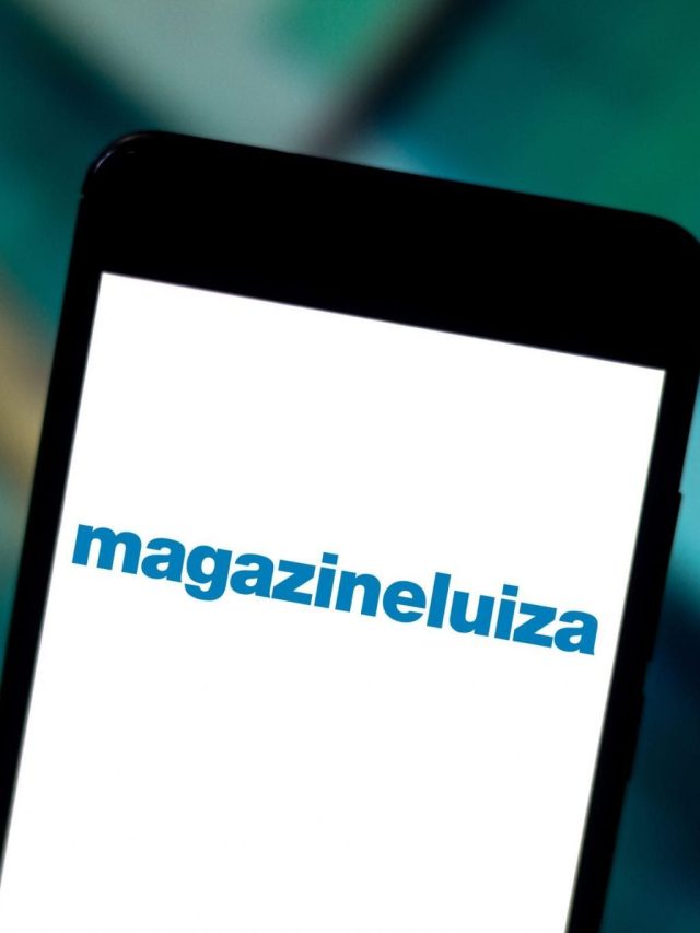 Um smartphone exibindo o logotipo azul da Magazineluiza em sua tela branca.