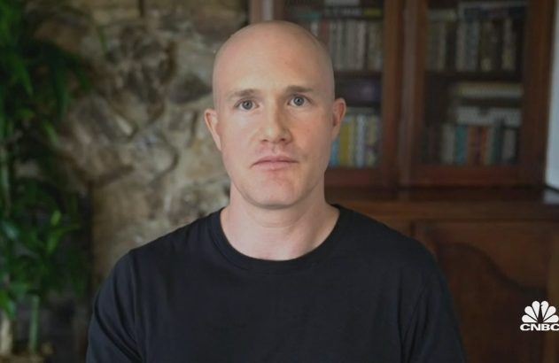 Homem careca de camiseta preta olha para a câmera. Fundo: parede de pedra, planta, estante. Logo CNBC.