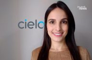 Mulher sorrindo. Logos Cielo e Invest News ao fundo.