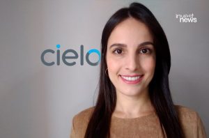 Mulher sorrindo. Logos Cielo e Invest News ao fundo.