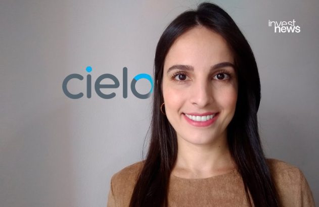Mulher sorrindo. Logos Cielo e Invest News ao fundo.