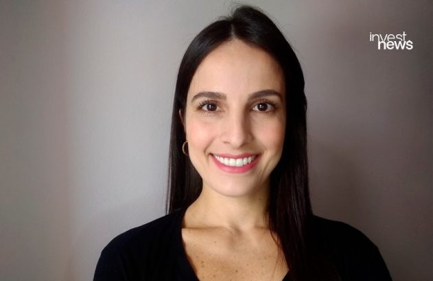 Retrato de mulher sorrindo para a câmera, com cabelo escuro e blusa preta.