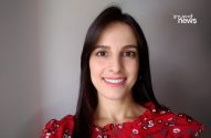 Mulher de cabelo escuro sorrindo, vestindo blusa vermelha floral. No canto superior direito, o logo "invest news".