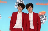 Dois jovens de ternos vermelhos posam no Nickelodeon Kids' Choice Awards 2019.