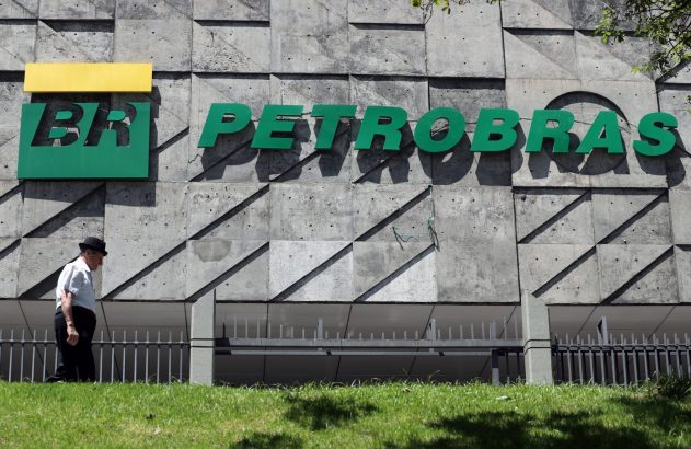 Logotipo da Petrobras na fachada do edifício-sede da companhia no Rio de Janeiro