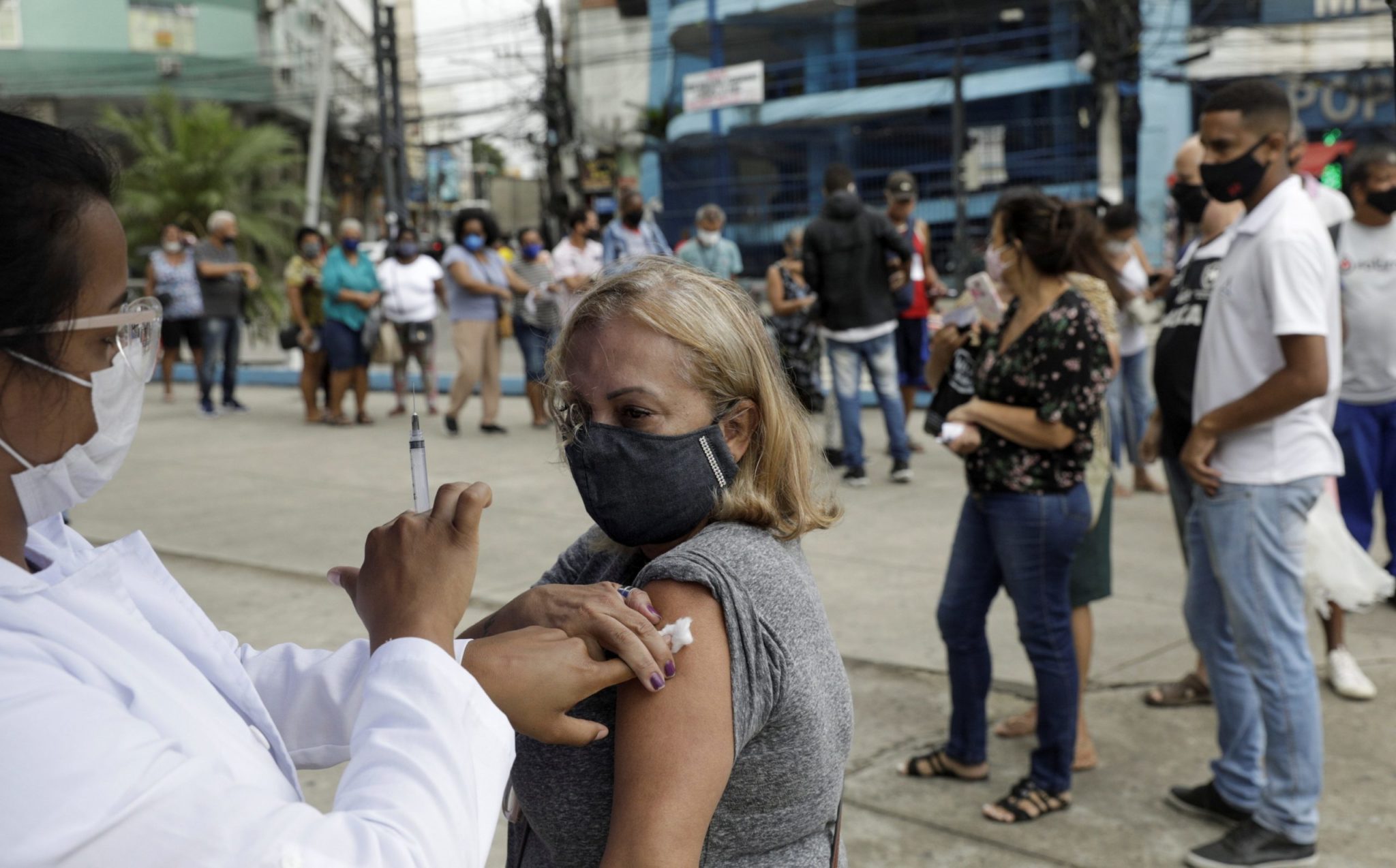 Fator fundamental nos próximos meses será rejeição à vacina, diz líder do BC