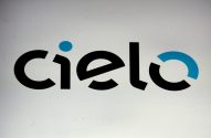 Logo da Cielo com letras pretas e detalhes em azul no "i" e "o".