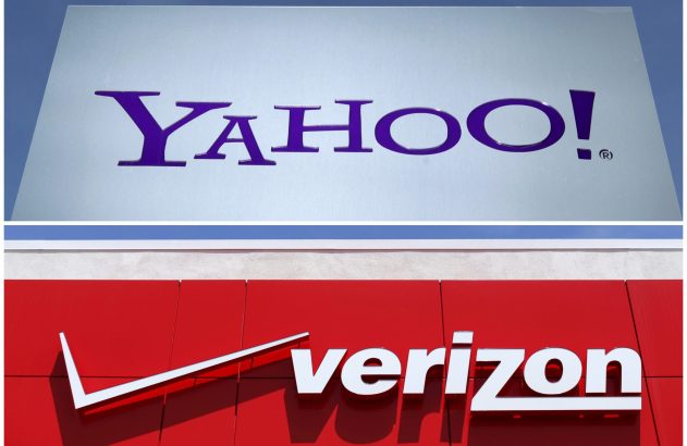 Letreiros das marcas Yahoo! (roxo) e Verizon (vermelho/branco), empilhados em uma parede.