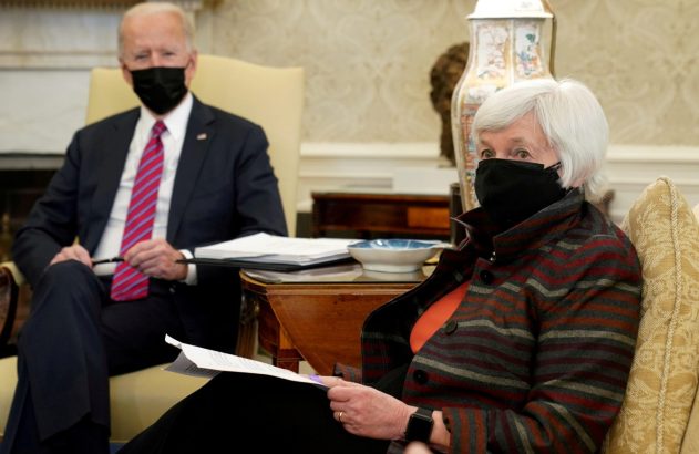 Joe Biden e Janet Yellen, ambos de máscara, sentados em reunião, Yellen em primeiro plano com papéis.