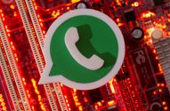 Símbolo do WhatsApp sobre uma placa-mãe de computador vermelha e iluminada.